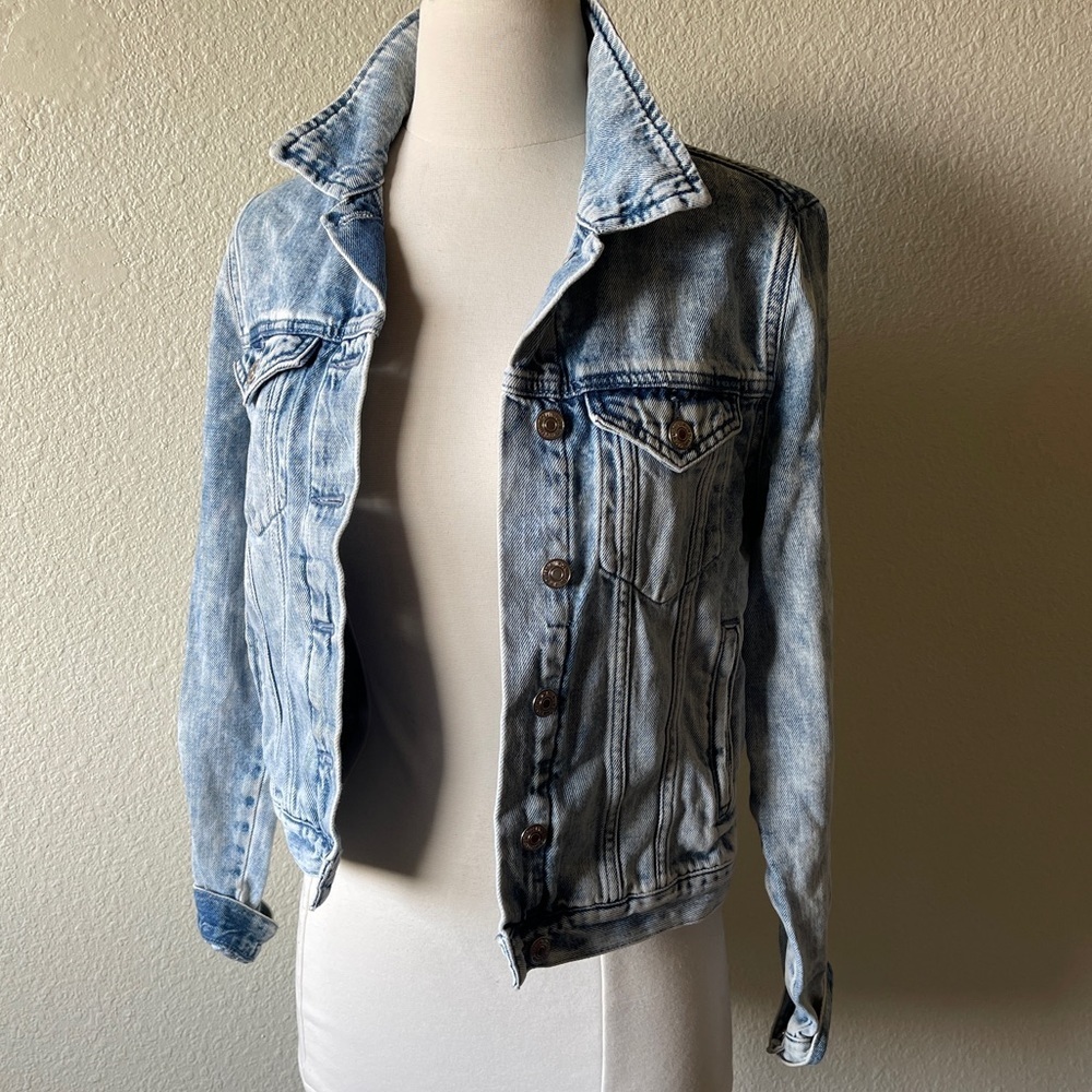 Forever 21 Button Down Light Wash Women’s Denim Jean Jacket Size S